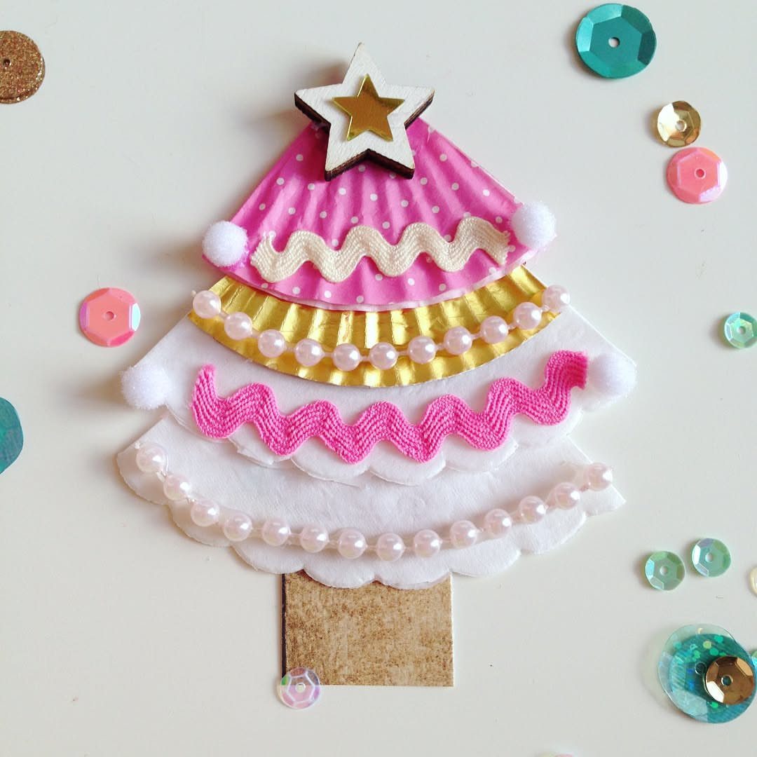 25 Christmas Art and Craft Ideas for Cards, Ornaments, and Decor 14 A decorative Christmas tree craft made from pink and white paper doilies with gold accents.